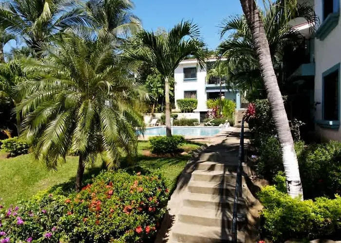 Minimalist With A Beautiful New Design, Bound Patio, And Shared Community Pool *